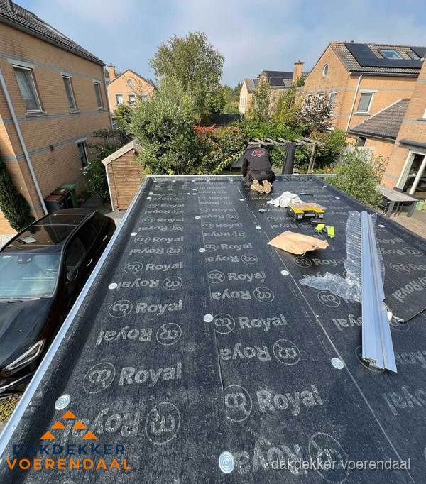 Dakdekker aan het werk op plat dak renovatie in Voerendaal Dakdekker aan het werk op plat dak renovatie in Voerendaal