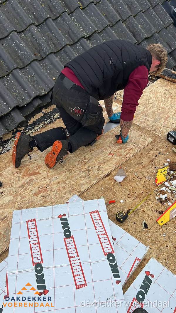 Dakdekker plaatst PIR-isolatieplaten op plat dak in Voerendaal Dakdekker plaatst PIR-isolatieplaten op plat dak in Voerendaal