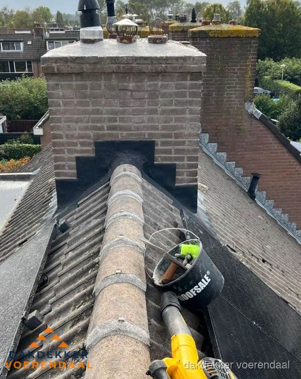 Schoorsteen met loodaansluiting en nokvorst op pannendak in Voerendaal Schoorsteen met loodaansluiting en nokvorst op pannendak in Voerendaal