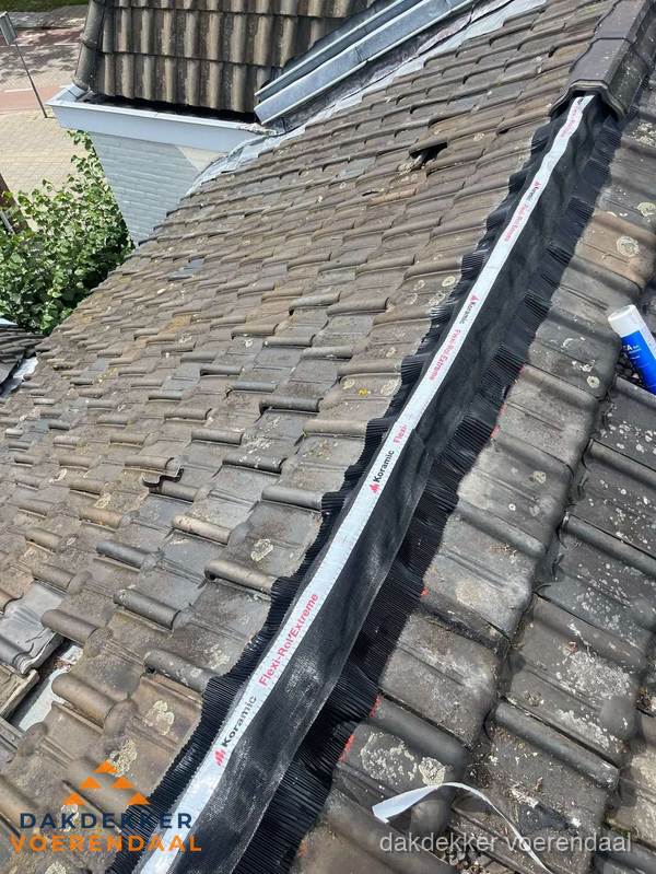 Nokvorst renovatie met Koramic nokrol op schuin pannendak in Voerendaal Nokvorst renovatie met Koramic nokrol op schuin pannendak in Voerendaal