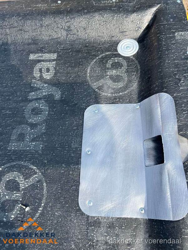 Dakdoorvoer met metalen afvoerplaat op bitumen dak in Voerendaal Dakdoorvoer met metalen afvoerplaat op bitumen dak in Voerendaal