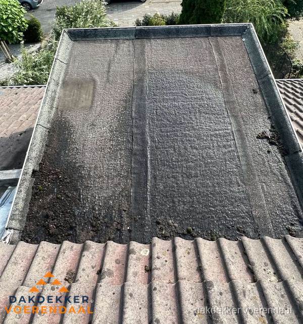 Verouderd plat dak met bitumen en slijtage voor lekkage inspectie in Voerendaal Verouderd plat dak met bitumen en slijtage voor lekkage inspectie in Voerendaal