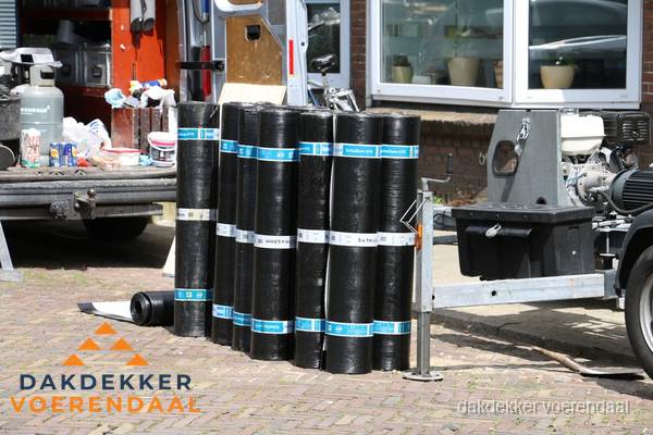 Rollen bitumen dakbedekking klaar voor daklekkage reparatie in Voerendaal Rollen bitumen dakbedekking klaar voor daklekkage reparatie in Voerendaal