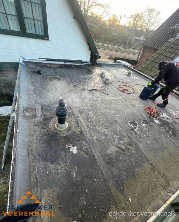 Dakdekker verhelpt daklekkage op plat dak in Voerendaal Dakdekker verhelpt daklekkage op plat dak in Voerendaal