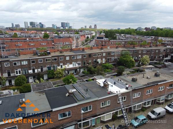Spoed dakdekker aan het werk op plat dak in woonwijk Voerendaal Spoed dakdekker aan het werk op plat dak in woonwijk Voerendaal