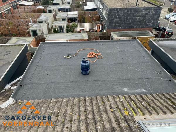 Dakrenovatie afgerond met nieuwe bitumen dakbedekking in Voerendaal Dakrenovatie afgerond met nieuwe bitumen dakbedekking in Voerendaal