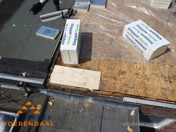 Plat dak isolatie met Kingspan isolatieplaten tijdens renovatie in Voerendaal Plat dak isolatie met Kingspan isolatieplaten tijdens renovatie in Voerendaal